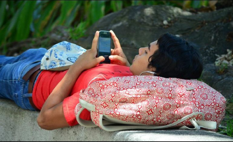 Mayoría de adolescentes mexicanos tienen el celular encendido 24 horas
