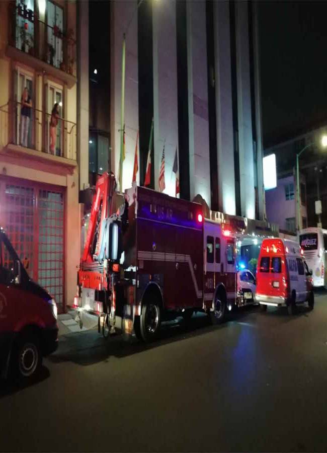 Rescatan a estudiantes atrapados en elevador de hotel de CDMX