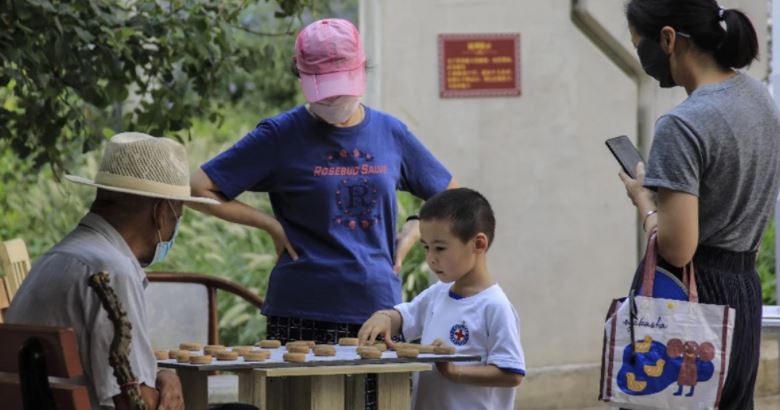 OMS recomienda que niños de más de 12 años usen cubrebocas