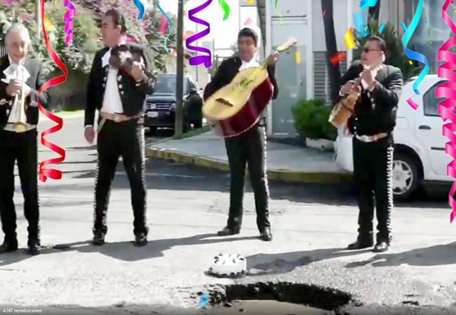 Con mariachi y pastel “festejan” a bache en Puebla