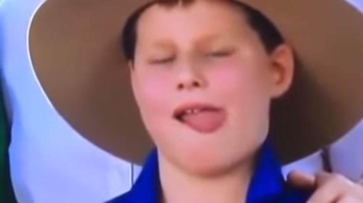 (VÍDDEO) Australia: Niño come dos moscas durante entrevista en vivo