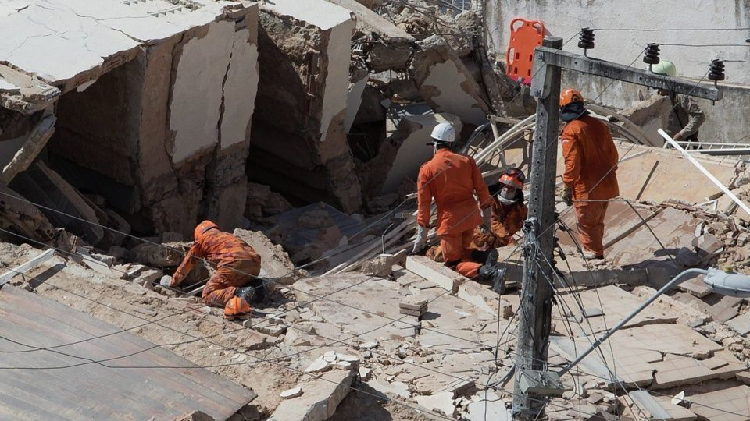 Sube a 7 el número de muertos por el derrumbe de un edificio en Brasil