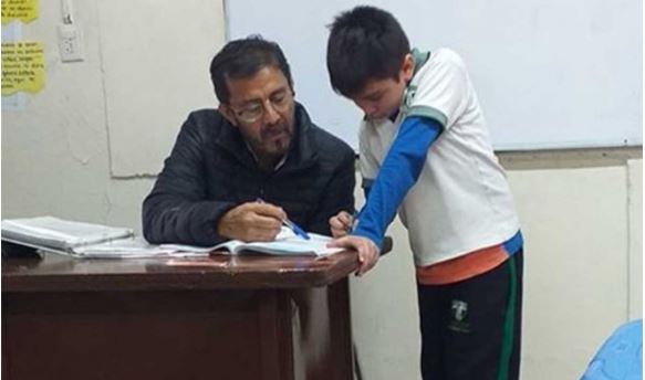 Aplauden a maestro ayuda con su tarea al hijo de una de sus alumnas