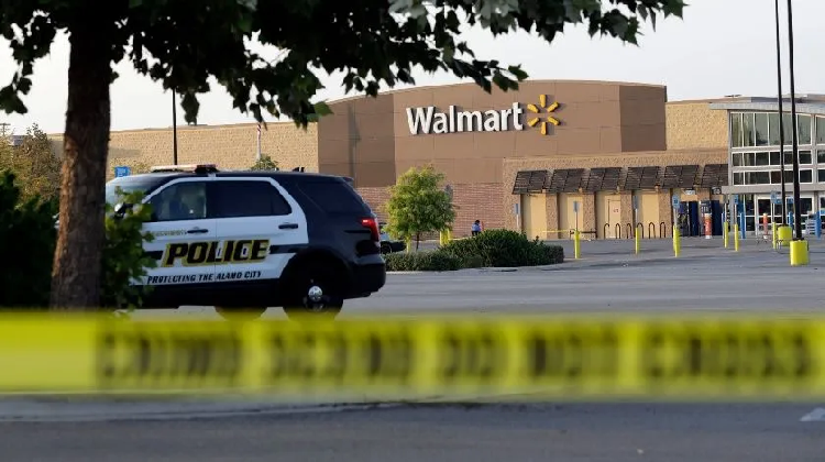 Mexicanos sobrevivientes de tiroteo de El Paso denuncian a Walmart