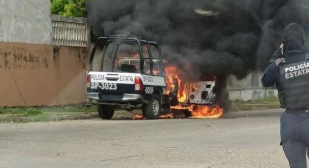 Lanzan bombas a patrullas de la policía en Coatzacoalcos y las incendian