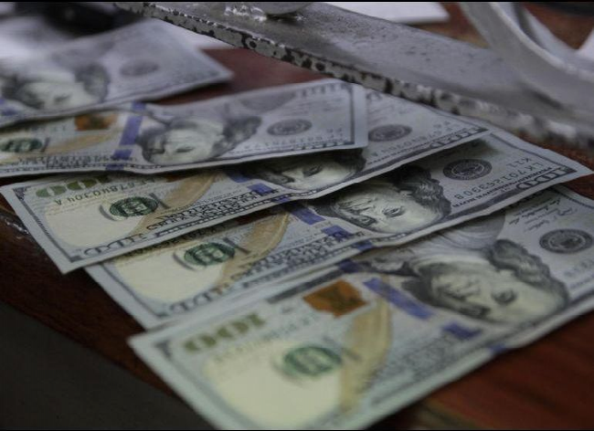 Dólar cede terreno, abre a la venta en 19.91 pesos en bancos