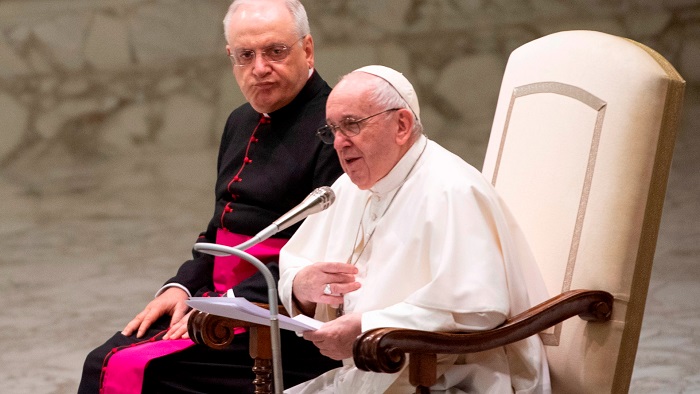 El Papa no saluda a los fieles para evitar contagios; les ofrece disculpas