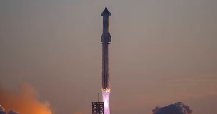 Video: SpaceX lanza enorme cohete, que despega con éxito y luego explota