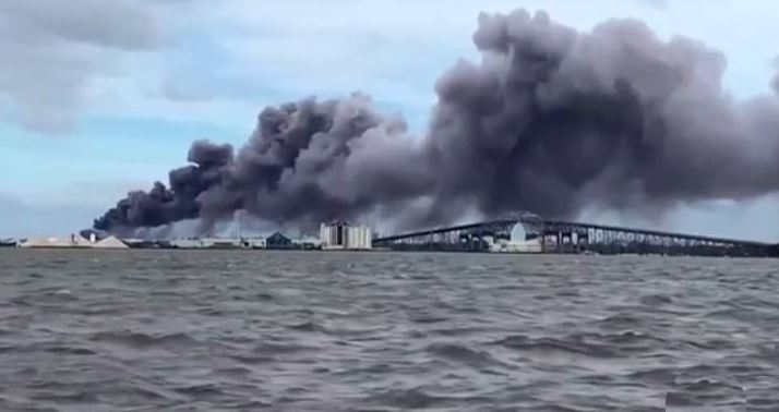 Alerta en Luisiana por incendio en planta química tras paso de Laura