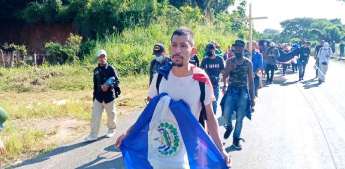 Migrantes haitianos y centroamericanos salen de Chiapas rumbo a CDMX