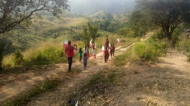 Niños de Chiapas realizan humilde desfile de la Revolución Mexicana