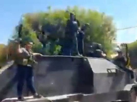 (VÍDEO) Integrantes del CJNG presumen en las calles su ‘camión monstruo’