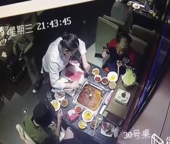 (Video) Explota en la cara de mesera china comida hirviendo