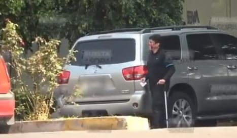 VIDEO: Captan a al galán Jorge Salinas caminando con la ayuda de un bastón