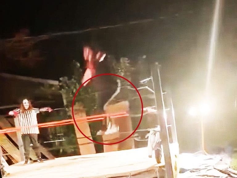 Luchador se rompe las rodillas al saltar de las cuerdas de un ring