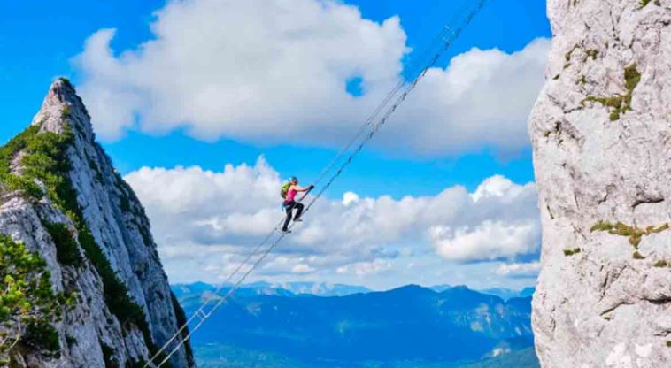 Turista muere tras caer 90 metros de espeluznante escalera... quiso ser famoso