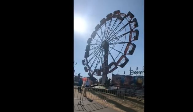 (VÍDEO) Rueda de la fortuna falla y la gente queda boca abajo en la Feria de Florida