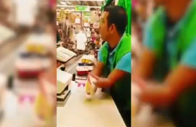 VIDEO: Joven sin manos atiende caja de supermercado