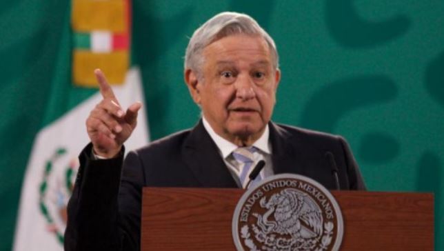 AMLO amenaza con cambiar la Constitución si se frenan su reforma eléctrica