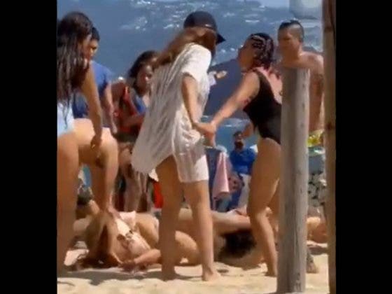 ¡Hay vídeo! Se arma ‘guerra campal’ en la playa de Acapulco y se viraliza en redes