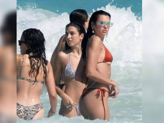 Captan a Dua Lipa en diminutos bikinis, disfrutando de Tulum