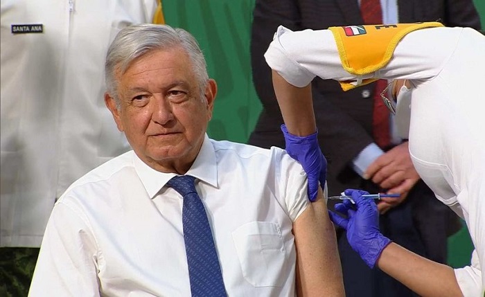 (VIDEO) Obrador se vacuna contra COVID