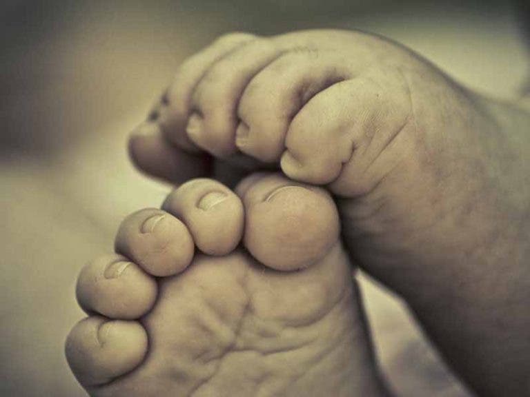 Bebé con desgarramiento trasero y moretones muere en Cancún