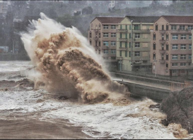 China activa alerta máxima por potente tifón en la costa