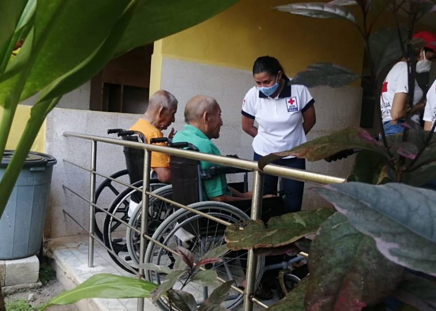 Cruz Roja Yucatán realiza actividades recreativas con abuelitos en Progreso
