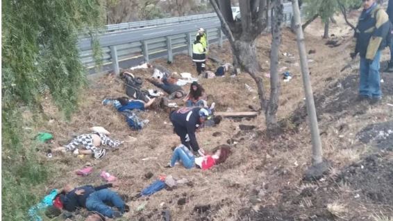 Combi choca contra un árbol, en la México-Querétaro, y deja 13 muertos