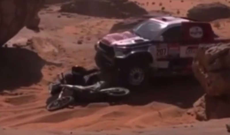 Campeón del Rally Dakar atropella a motociclista y no se detiene a ayudarlo