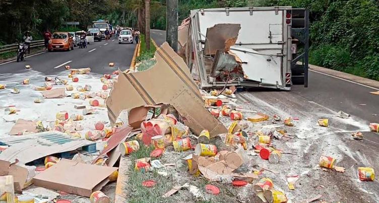 Veracruz: Actos de rapiña tras volcar tráiler con leche en polvo