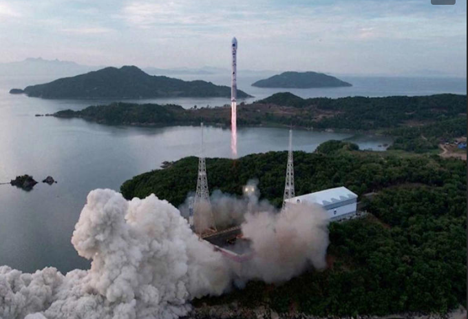 Corea del Norte lanza un satélite militar espía; EE.UU. lo condena