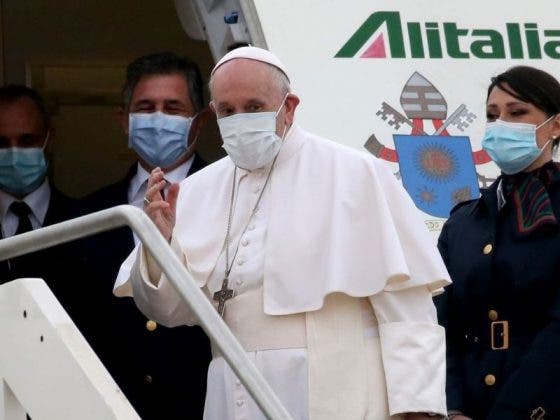 El papa Francisco aterriza en Irak pese a la pandemia y guerra