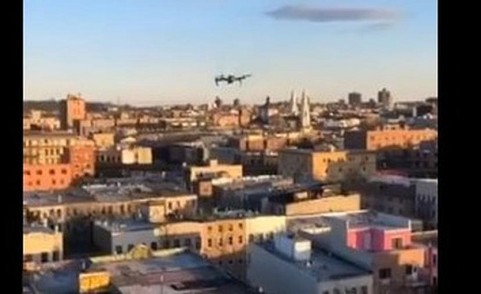 Video: Joven invita a salir a su vecina por medio de un dron