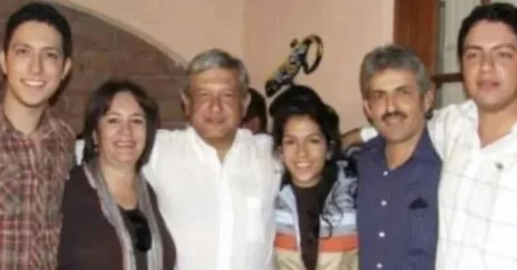 AMLO se molesta con la prensa por foto con la nueva presidenta del INE