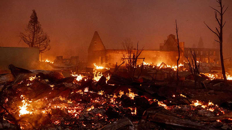 Incendio arrasa con un pueblo entero en California