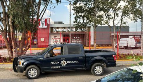 Toluca: Mujer es asesinada a balazos en KFC