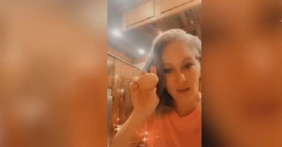 (VÍDEO) Mujer ebria comparte cómo de pelar rápido huevos con la boca