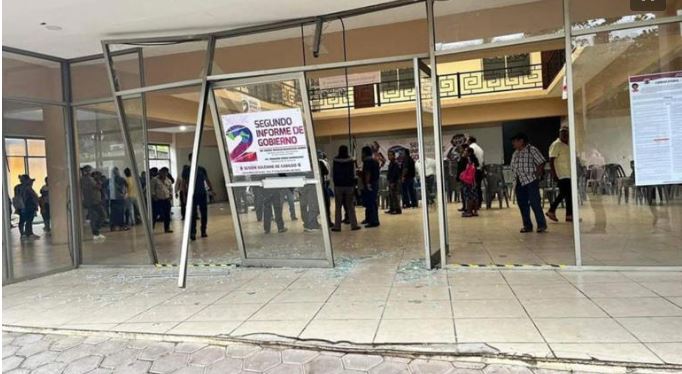 (VÍDEO) Oaxaca: Unos 200 pobladores irrumpen en informe y golpean a edil de Morena