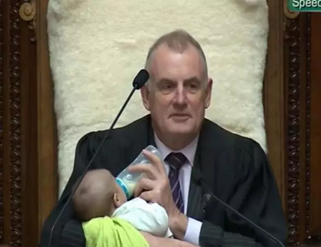 Funcionario alimenta a bebé durante sesión de parlamento