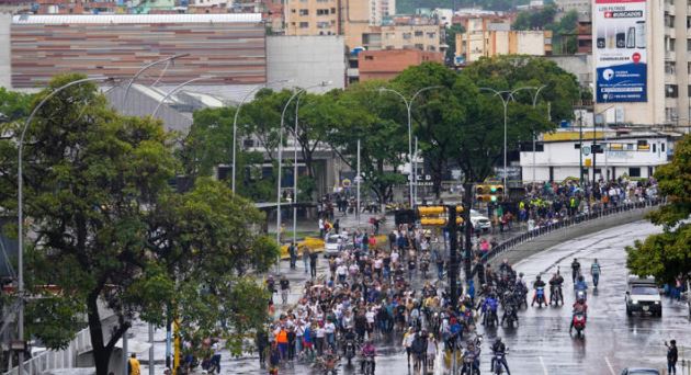 Autoridad electoral da como ganador a Maduro; miles protestan en las calles