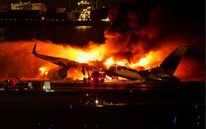 Dos aviones colisionan en aeropuerto de Tokio y deja 5 muertos; así fue el choque