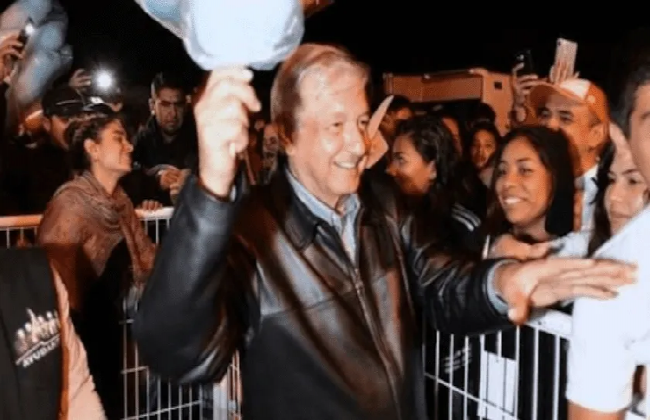 VIDEO: AMLO le compra un algodón de azúcar a vendedor