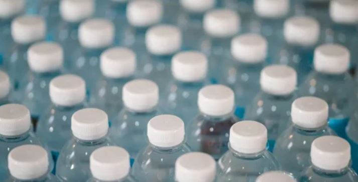 Estudio: Botellas de plástico con miles de nanopartículas capaces de infiltrarse en las células