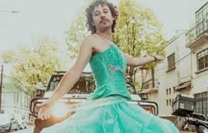 Vestido de quinceañera, 'Luisito Comunica' celebra sus 15 millones de seguidores
