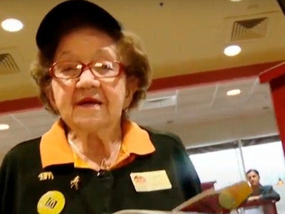 Abuelita cumple 100 años y trabaja para McDonald’s en EE.UU. como si nada