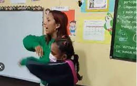 VIDEO: Maestra enseña lengua de señas a alumnos para que se comuniquen con su compañera