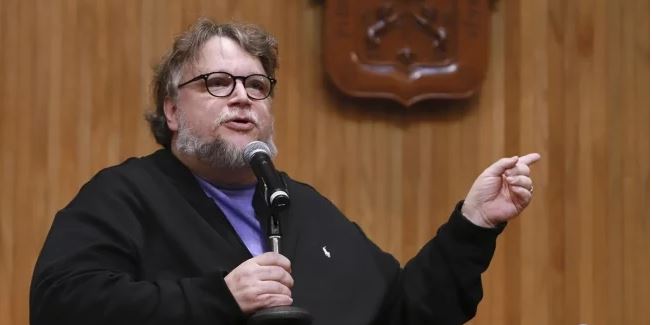 Cervecería Víctoria da marcha atrás sobre plagio de imagen de Guillermo del Toro