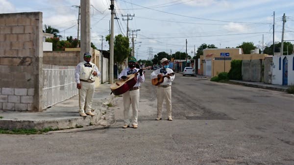 Mérida: Mariachi canta por las calles para sobrellevar la crisis
